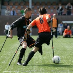 Gehbehinderte Sportler spielen Fußball © pixabay