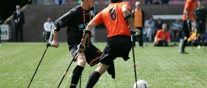 Gehbehinderte Sportler spielen Fußball © pixabay