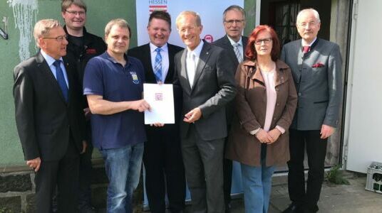 Staatsminister Wintermeyer überreicht Bescheid an das Projekt  „Altes Wasserhaus“ in Leun