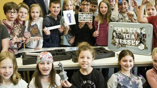 Erste Grundschulen freuen sich über den Hessischen Museumskoffer