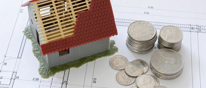Modellhaus und Münzgeld auf Bauplan © pixabay