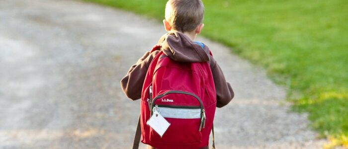 Grundschulkind auf dem Schulweg © pixabay