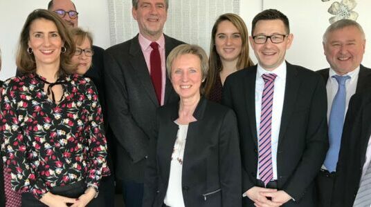 Finanzstaatssekretär Dr. Martin Worms mit Amtsvorsteherin Rose-Marie Klie und Beschäftigten des Finanzamts Groß-Gerau