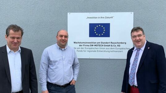 Europastaatssekretär Mark Weinmeister besucht die Fa. SW-motech in Rauschenberg