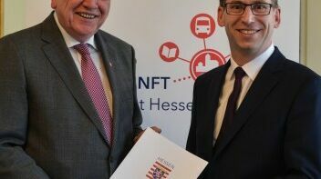 Ministerpräsident Volker Bouffier mit dem Regionalbeauftragten für Nordhessen, Tobias Scherf