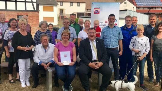 Europastaatssekretär Mark Weinmeister mit Mitgliedern des Dorfverschönerungsvereins in Oberaula