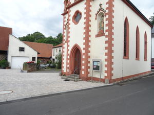 Kirchenvorplatz Rimmels, Foto: Dominik Sauer